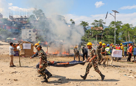 खाँदबारीको टुँडिखेलमा विपद् प्रतिकार्यसम्बन्धी नमूना अभ्यास गर्दै नेपाली सेना