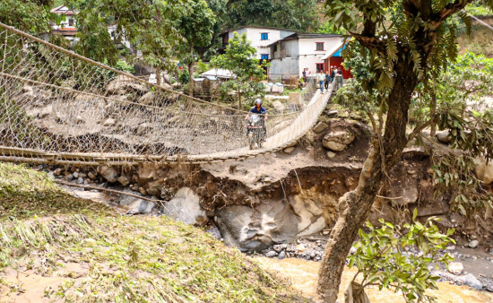 जोखिम मोलेर झोलुंगे पुलको यात्रा