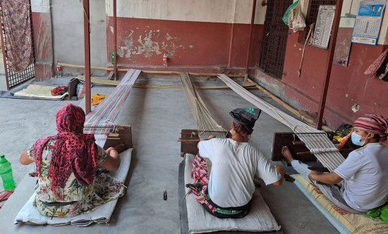 काममा व्यस्त कैदी