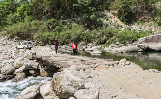 सिलिचोङमा काठेपुलबाट सवारी साधन सञ्चालन