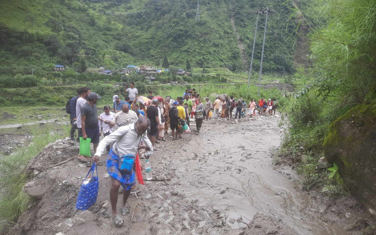 हिलाम्मे सडकमा जोखिमपूर्ण यात्रा