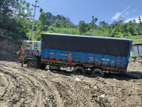 हिलाम्मे सडकले सास्ती