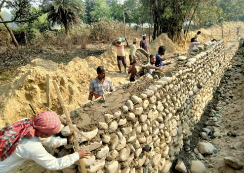 सडक भत्कनबाट जोगाउन वाल निर्माण गरिंदै