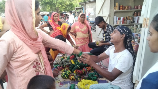 बजारमा हरियो चुरा लगाउने महिलाहरूको भीड