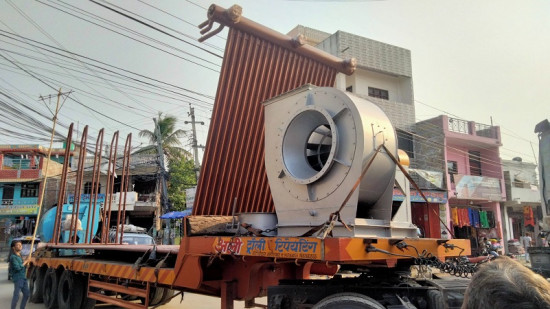 रामनगरमा यस्तो बन्दैछ कागज बनाउने मेसिन