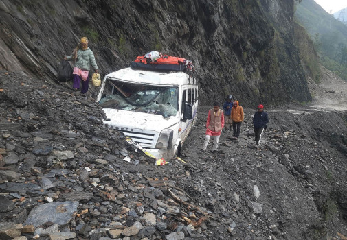 म्याग्दीको गुइठे भिरमा पहिरोले पुरिएको गाडी