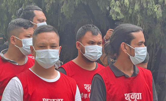 व्यवसायीलाई दु:ख दिने गुण्डालाई हत्कडी लगाएर बजार घुमाइयो