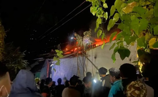 लक्ष्मीपूजाका लागि बालिएको दियोबाट आगलागी 
