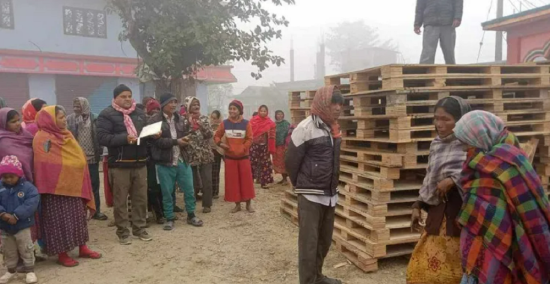 झापामा वडा कार्यालयले बाँड्यो चार सय विपन्न परिवारलाई खाट