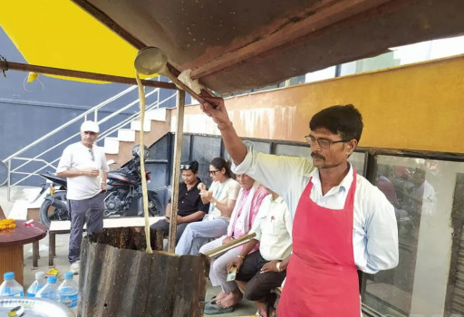 चिया बेचेरै मासिक एक लाख कमाउँछन् विनोद