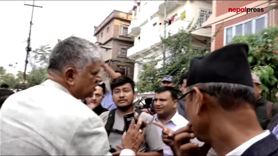 शम्भु थापाले गरे फोटो पत्रकारमाथि दुर्व्यवहार