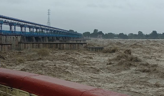 शारदा नदीमा पानीको बहाव बढ्यो, बनबसामा आवागमन बन्द