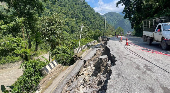 सिमलताल नजिक सडक भासियो, एकतर्फी आवागमन