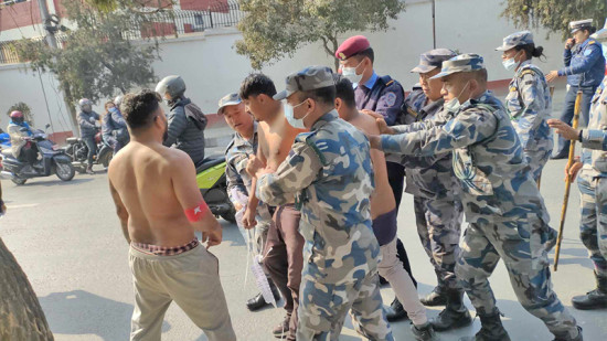सिंहदरबारभित्र अर्धनग्न प्रदर्शन गर्ने तीन जना पक्राउ