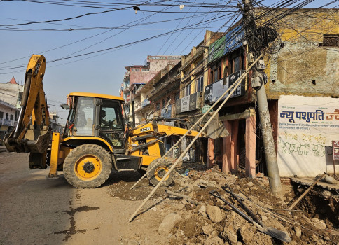 सुर्खेतको वीरेन्द्रनगरमा सडक किनाराको अतिक्रमित संरचना हटाइँदै