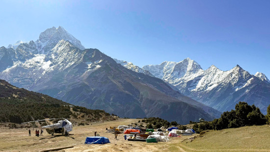 स्याङ्‍बोचे विमानस्थलमा हेलिकप्टर