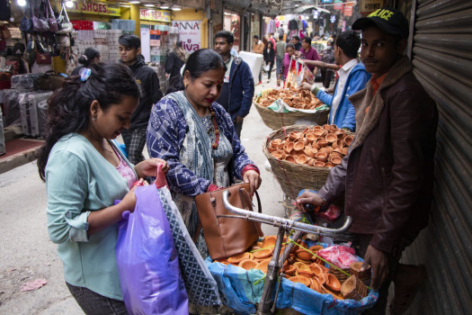 तिहार नजिकिँदै गर्दा बजारमा चहलपहल