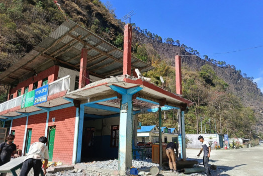बेनी-जोमसोम-कोरला सडक: तिप्ल्याङमा भत्काउन थालियो घरटहरा