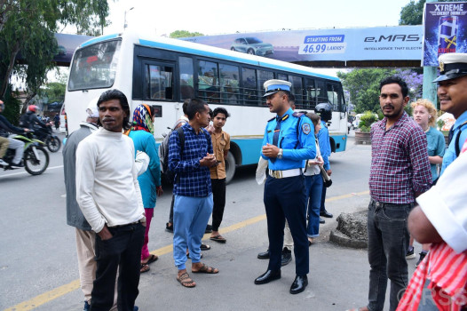 ट्राफिक प्रहरीको अभियानः अकासेपुल र जेब्राक्रसिङको प्रयोग गर्न आग्रह