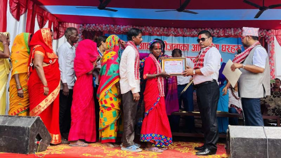 नगरपालिकाद्वारा विपन्न समुदायलाई आवासीय घर हस्तान्तरण