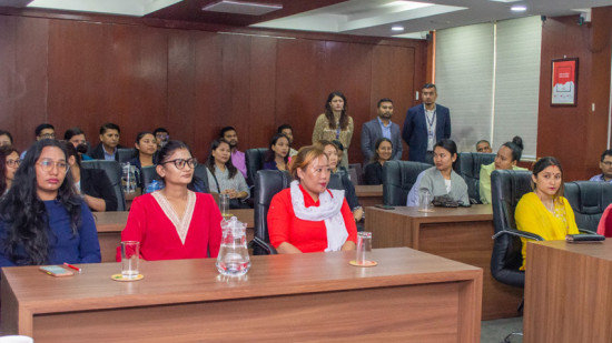 आइएमई अटोमोटिभ एस्कर्टसद्वारा महिलालाई हेभी इक्यूपमेन्ट अपरेटर तालिम