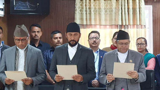 रवि र स्वर्णिमले लिए सांसदको शपथ