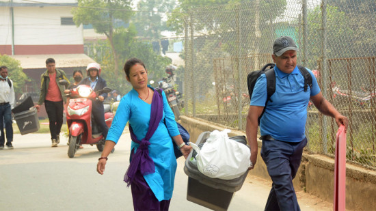 सबै मतदान केन्द्रमा सामग्रीसहित पुगे कर्मचारी
