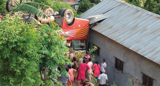 बैंकका कर्मचारी बोकेको बस दुर्घटना हुँदा २५ जना घाइते