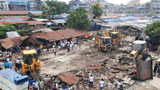 बिर्तामोडको बुधबारे हटियामा डोजर चल्यो