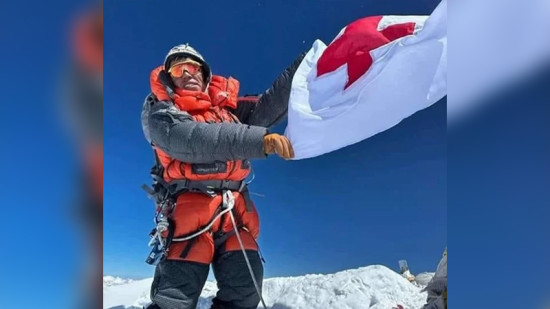 आरोही शेर्पाले सगरमाथाको चुचुरोमा फहराए रेडक्रसको झण्डा