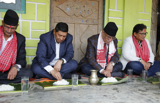 सहिद परिवारको घरमा केराको पातमा भोजन