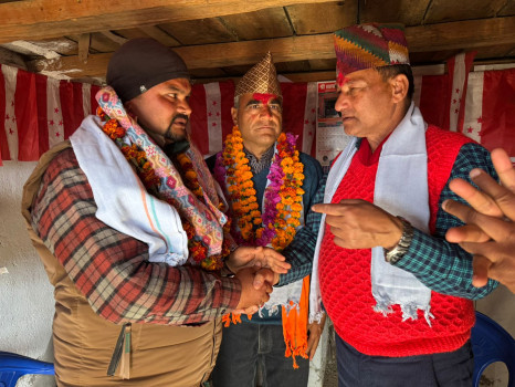 नैनसिंह महरलाई समर्थन गर्दै एमाले डडेलधुरा जिल्ला सदस्य ऐरसहित ३० जना नेपाली कांग्रेसमा प्रवेश