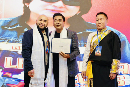 अमेरिकाको न्यूयोर्कका एसेम्ली मेम्बर स्टेभेन रागाद्वारा गायक बिजय लामा सम्मानित