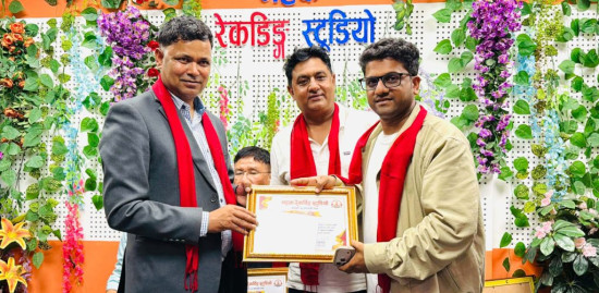 डेढ दशकदेखि पत्रकारितामा सक्रिय पत्रकार सुमन सापकोटा सम्मानित