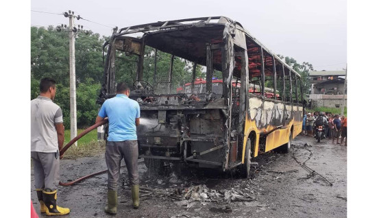 स्कुल बसमा कसले लगायो आगो ?