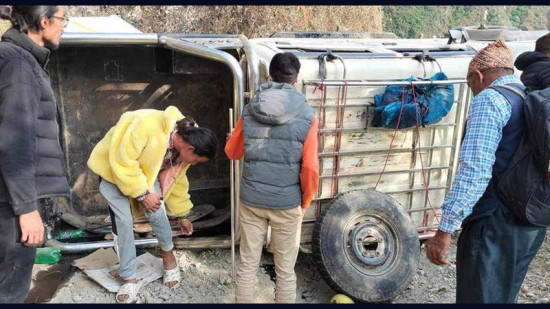 एमाले नेताहरु चढेको गाडी पल्टियो