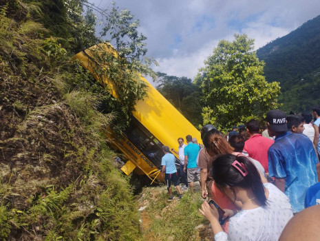 स्कुल बस दुर्घटनामा दुईजनाको मृत्यु, दुईको अवस्था गम्भीर