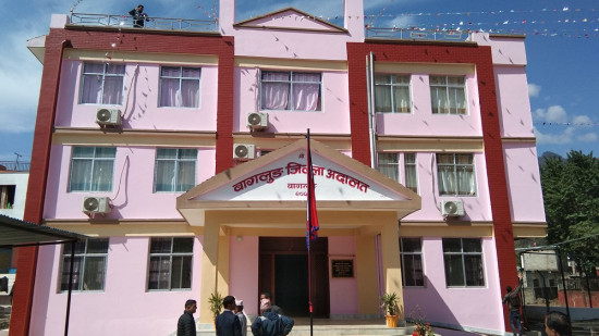 आठ वर्षपछि पुनःनिर्माण गरिँदै अदालत भवन