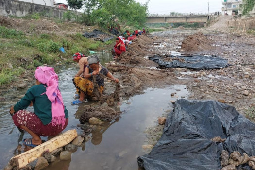 दाङमा अल्लोको धागो धुँदै महिला