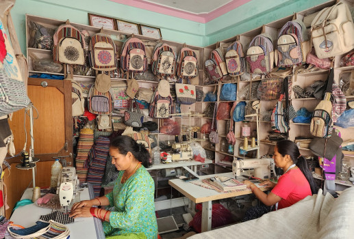 अल्लोबाट निर्मित सामग्री सिलाइँदै