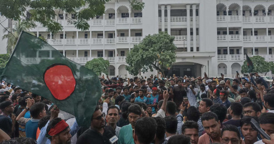 बंगलादेशमा आन्दोलनकारीले सर्वोच्च अदालत घेरे, प्रधानन्यायाधीशद्वारा राजीनामा