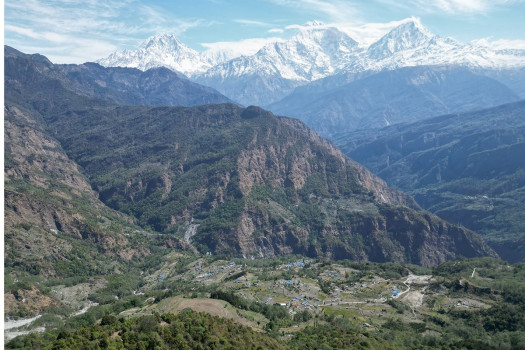 भेडिओडारबाट देखिएको बेग गाउँ र अन्नपूर्ण हिमाल