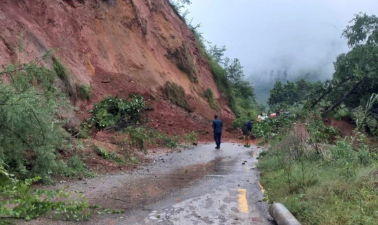 अरनिको र हेलम्बु राजमार्ग पहिरोले अवरुद्ध