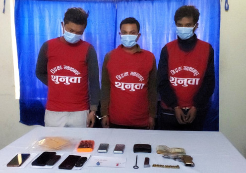 पेस्तोल र २० थान गोलीसहित तीन जना पक्राउ