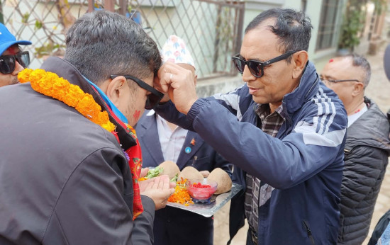विराजभक्तलाई काठमाडौं-८ को वडा नम्बर  १३ का स्थानीयले गरे सगुनले स्वागत