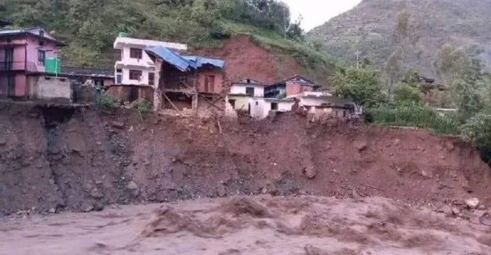 आठबिसकोट बाढी : बगरका स्थानीयलाई सुरक्षित स्थानमा सारियो