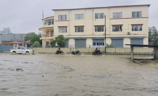 उपत्यकाको ट्राफिक अस्तव्यस्त, बागमतीले पार गर्‍यो खतराको तह