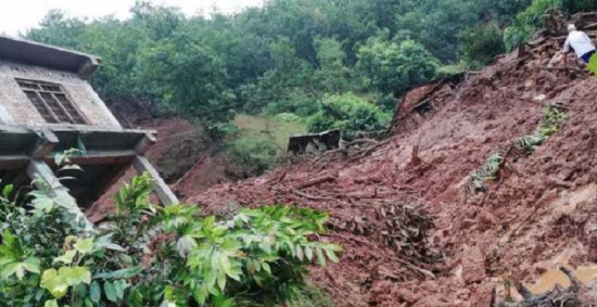 बागलुङमा पहिरोले दुई घर भत्किए, दुई दर्जन बढी घर जोखिममा