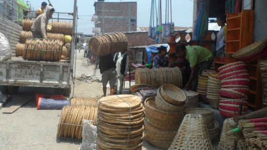 बाँसका सामग्री बनाउन डोम समुदायलाई भ्याइ नभ्याई