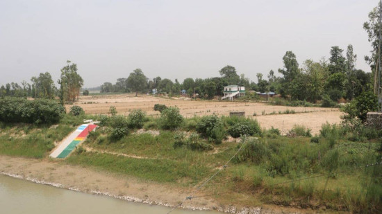 बाढीको डरले घर छाड्दै